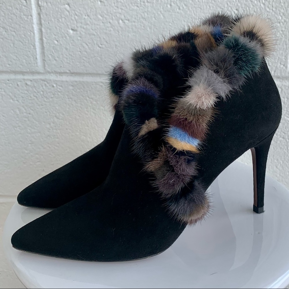 Donald Pliner Black Suede Bootie with Fur TrimPre-loved/Worn Once
Size 9M